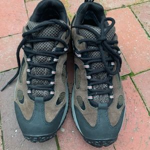 Men’s size 7.5 Merrell Gore Tex hiking shoes